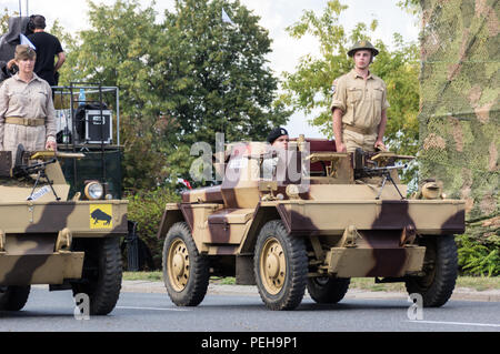 Polen, Warschau: Reenactors präsentieren Uniformen und Waffen aus verschiedenen Epochen der polnischen Militärgeschichte bei der jährlichen Militärparade in der polnischen Hauptstadt. Stockfoto
