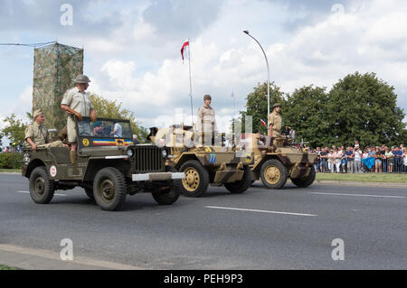 Polen, Warschau: Reenactors präsentieren Uniformen und Waffen aus verschiedenen Epochen der polnischen Militärgeschichte bei der jährlichen Militärparade in der polnischen Hauptstadt. Stockfoto