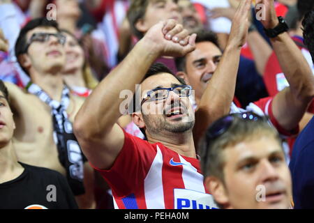 Tallinn, Estland. 15 Aug, 2018. Fußball: UEFA Super Cup, Real Madrid - Atletico Madrid bei Lilleküla Hotel Stadion. Fans von Atletico Madrid jubeln. Credit: Marius Becker/dpa/Alamy leben Nachrichten Stockfoto