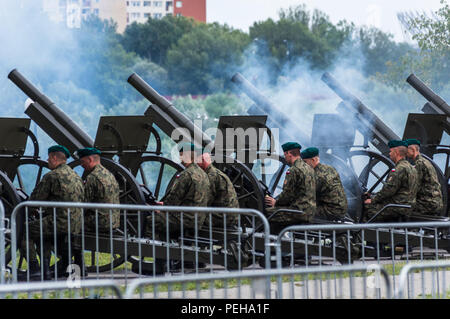 Warschau, Polen, 15 Aug, 2018: Polen feiert die jährliche Streitkräfte Tag und 98. Jahrestag der Schlacht von Warschau. Grand Unabhängigkeit Parade mit mehr als 2.000 Soldaten, hunderte Re-enactors, verschiedene Arten von militärischen Fahrzeugen, mehr oder weniger 100 Flugzeuge und Hubschrauber und 100.000 Zuschauer fand in der Hauptstadt von Polen. Kleine Einheiten aus den USA, Großbritannien, Kroatien und Rumänien gemeinsam mit polnischen Soldaten marschierten. Präsident Andrzej Duda von Polen, Mateusz Morawiecki (PM) und Mariusz Music (MoD) nahmen an der Veranstaltung teil. Credit: dario Fotografie/Alamy Leben Nachrichten. Stockfoto