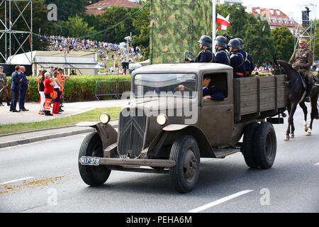 Polen, Warschau, 15. August 2018: Militärparade zum Armee Feier Tag während der 100-jährigen Feierlichkeiten der Unabhängigkeit Polens gehalten. Über 2000 Polnischen und NATO-Soldaten nahmen teil, die in der März am Ufer der Weichsel. Präsident Andrzej Duda, Premierminister Mateusz Morawiecki, Marschall des Sejm Marek Kuchcinski, Marschall der Senat Stanisalaw Karczewski und Verteidigungsminister Mariusz Blaszczak joined Parade in der Hauptstadt. © Jake Ratz/Alamy leben Nachrichten Stockfoto