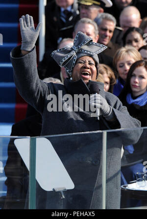 Washington, District of Columbia, USA. 21. Jan 2009. Washington, DC - Januar 20, 2009 -- United States Sänger Aretha Franklin führt auf der 56. Sitzung der Präsidenten Amtseinführung von Barack Obama als 44. Präsident der Vereinigten Staaten in Washington, DC, USA, 20. Januar 2009. Obama besiegt der republikanische Kandidat John McCain am Wahltag, 04. November 2008 der nächste US-Präsident zu werden. Quelle: Pat Benic-Pool über CNP Credit: Pat Benic/CNP/ZUMA Draht/Alamy leben Nachrichten Stockfoto