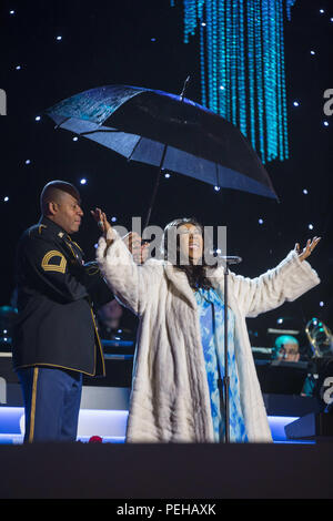 Washington, District of Columbia, USA. 6. Dezember, 2013. Sänger Aretha Franklin führt während der 91St National Christmas Tree Lighting Zeremonie auf der Ellipse südlich des Weißen Hauses in Washington, DC, USA, 06. Dezember 2013. Die Beleuchtung der Baum ist eine jährliche Tradition durch den US-Präsidenten und die erste Familie besucht. Präsident Calvin Coolidge leuchtet der erste National Christmas Tree, ein 48-Fuß-Balsam Tanne, 1923. Quelle: Jim LoScalzo/Pool über CNP Credit: Jim Loscalzo/CNP/ZUMA Draht/Alamy leben Nachrichten Stockfoto