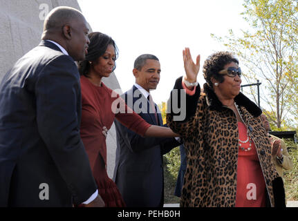 Sänger Aretha Franklin (R) akzeptiert Beifall, als sie ihre Leistung endet mit dem Präsidenten der Vereinigten Staaten Barack Obama, der First Lady Michelle Obama und Harry Johnson, Präsident und CEO der MLK National Memorial Project Fund (L), wie sie das Engagement der Martin Luther King, Jr. Memorial auf der National Mall in Washington DC, USA, 16. Oktober 2011 teilnehmen. Die Zeremonie für die Erschlagenen civil rights Leader hatte zuvor in den Sommer verschoben worden, weil der Tropische Sturm Irene. Credit: Mike Theiler/Pool über CNP | Verwendung weltweit Stockfoto