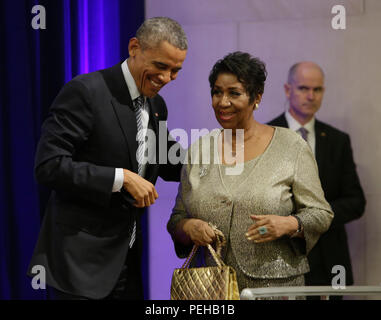 Washington, Vereinigte Staaten von Amerika. 27 Feb, 2015. Us-Präsident Barack Obama begrüßt, Aretha Franklin, als Sie auf das Porträt enthüllungsfeier für ausgehende US-Justizminister Eric Holder zu Singen an das Justizministerium in Washington, DC, 27. Februar 2015 eintrifft. Quelle: Chris Kleponis/Pool über CNP | Verwendung der weltweiten Kredit: dpa/Alamy leben Nachrichten Stockfoto