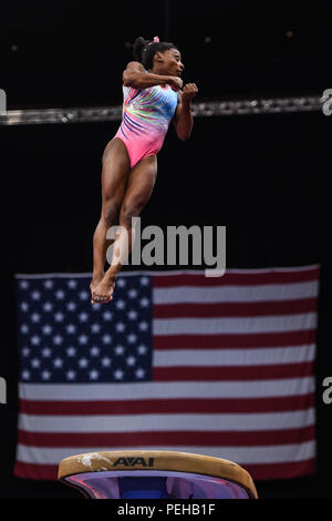 Boston, Massachussetts, USA. 15 Aug, 2018. SIMONE BILES übt ihre Gewölbe während der podium Training Tag der Konkurrenz an TD Garden in Boston, Massachusetts. Credit: Amy Sanderson/ZUMA Draht/Alamy leben Nachrichten Stockfoto