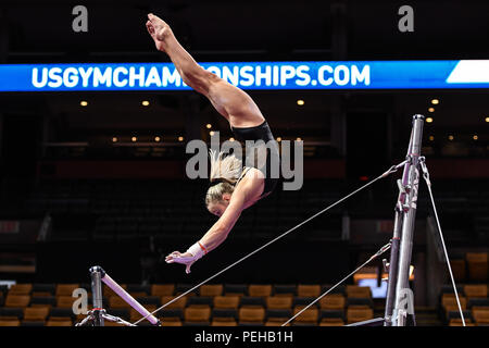 Boston, Massachussetts, USA. 15 Aug, 2018. RILEY MCCUSKER übt ihre Bars Routine während der podium Training Tag der Konkurrenz an TD Garden in Boston, Massachusetts. Credit: Amy Sanderson/ZUMA Draht/Alamy leben Nachrichten Stockfoto