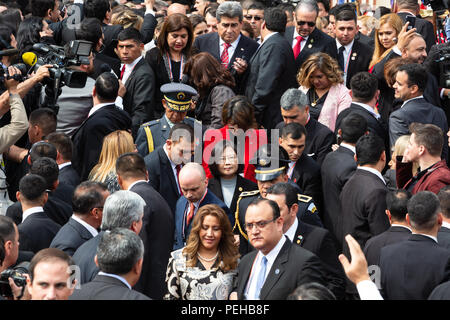 Asuncion, Paraguay. 15. August 2018. Taiwans (Republik China) Präsident Tsai Ing-wen verlässt die Metropolitan Cathedral of Asuncion, nachdem er am Te Deum nach der Einweihungszeremonie von Paraguays neuem Präsidenten Mario Abdo Benitez in Asuncion, Paraguay, teilgenommen hat. Quelle: Andre M. Chang/Alamy Live News Stockfoto