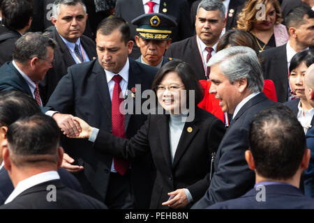 Asuncion, Paraguay. 15. August 2018. Taiwans (Republik China) Präsident Tsai Ing-wen verlässt die Metropolitan Cathedral of Asuncion, nachdem er am Te Deum nach der Einweihungszeremonie von Paraguays neuem Präsidenten Mario Abdo Benitez in Asuncion, Paraguay, teilgenommen hat. Quelle: Andre M. Chang/Alamy Live News Stockfoto