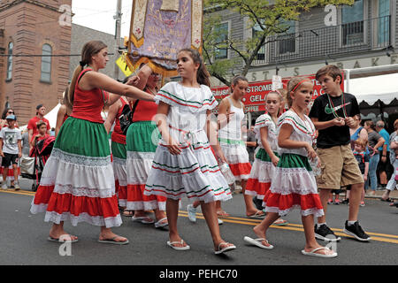 Cleveland, Ohio, USA. 15 Aug, 2018. Die Teilnehmer der 120. jährliche Fest der Himmelfahrt Prozess in Cleveland's Little Italy Nachbarschaft machen sich auf den Weg nach unten Mayfield Road. In den Farben der italienischen Erbe entsprechend gekleidet, die jungen Leute sind an diesem Cleveland Tradition, die die italienische Tradition und Gemeinschaft in dieser multikulturellen Stadt präsentiert. Credit: Mark Kanning/Alamy Leben Nachrichten. Stockfoto