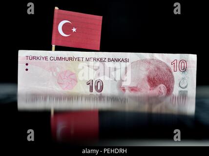 Osterode am Harz, Deutschland. 15 Aug, 2018. Abbildung: eine Türkische Lira Banknoten, die das Bild der Gründer der modernen Türkei, Mustafa Kemal Atatürk, Deutschland, Stadt Osterode, 15. August 2018. Credit: Frank Mai | Nutzung weltweit/dpa/Alamy leben Nachrichten Stockfoto