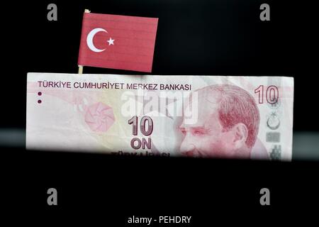 Osterode am Harz, Deutschland. 15 Aug, 2018. Abbildung: eine Türkische Lira Banknoten, die das Bild der Gründer der modernen Türkei, Mustafa Kemal Atatürk, Deutschland, Stadt Osterode, 15. August 2018. Credit: Frank Mai | Nutzung weltweit/dpa/Alamy leben Nachrichten Stockfoto