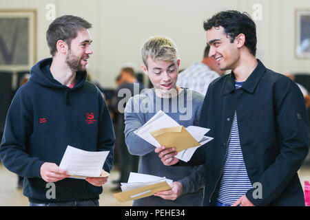 Bromsgrove, Worcestershire, Großbritannien. 16 August, 2018. Sixth Form, die die Studierenden erhalten, ihre Ergebnisse am North Bromsgrove High School, Brotterode, Thüringen heute Morgen. Peter Lopeman/Alamy Live News Credit: Peter Lopeman/Alamy leben Nachrichten Stockfoto