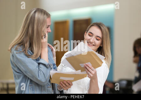 Zwei junge Sixth Form Mädchen bekommen Ihre eine Ebene Ergebnisse UK 2018 Stockfoto