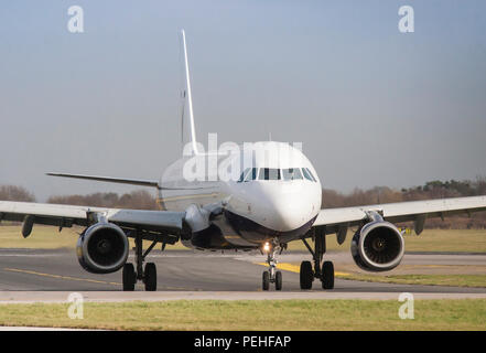 Monarch Flugzeug am Flughafen Mancgester Rollen nach der Landung Stockfoto