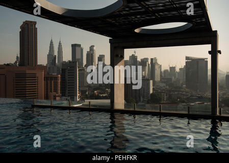 Infinity Pool mit Blick auf die Petronas Twin Towers in Kuala Lumpur, Malaysia. Stockfoto