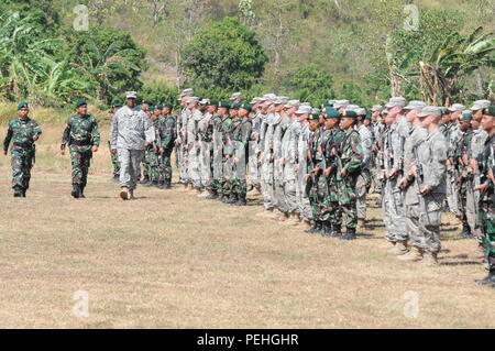 Brig. Gen. Gary Brito, stellvertretender Kommandierender General, 25 Infanterie Division und Brig. Gen. Agus Suhardi, Stabschef, 1 Kostrad Infanterie Division, Tentara Nasional Indonesia Armee, prüfen Sie die Ausbildung der Truppen während der Eröffnungsfeier für Garuda Shield 2015 Cibenda, Indonesien, am 12.08.20., 2015. Stockfoto