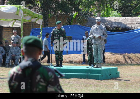 Brig. Gen. Gary Brito, stellvertretender Kommandierender General, 25 Infanterie Division, spricht während der Eröffnungsfeier für die Ausübung Garuda Shield 2015 Cibenda, Indonesien, am 12.08.20., 2015. Stockfoto