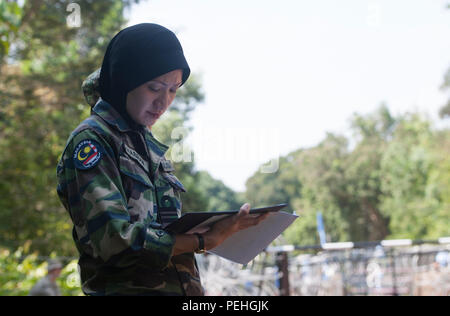 Royal Malaysian Navy Lt.Cmdr. Hasram Mohdmuharami, beobachtet der US-Army Soldaten in die 728Th Military Police Battalion zugeordnet, 8 Military Police Brigade, wie Sie üben Fähigkeiten während eines Checkpoint Ausbildung Lane als Teil der Übung Keris Aman 2015, 12.08.14, in Port Dickson, Malaysia. Nach Angaben der UN-Friedenstruppe offizielle Website, wie Friedenssicherung entwickelt hat einen größeren humanitären Ansatz zu umfassen, haben Frauen immer Teil der friedenserhaltenden Mission hinzufügen viele Funktionen, einschließlich der Fähigkeit, mit Frauen in Gesellschaften, in denen Frauen aus speakin Verboten sind zu interagieren werden Stockfoto