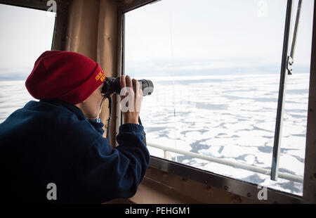 Master Chief Petty Officer Matthew Lasley und Lt.Cmdr. Eileen Beck bedienen Coast Guard Cutter Healy aus aloft con 22.08.2015, während der Fahrt zur Unterstützung des Geotraces Mission. Geotraces ist Healys zweite Science Mission des Sommers, und ist eine internationale Anstrengung, die Verteilung von Elementen in den Weltmeeren trace zu studieren. (U.S. Coast Guard Foto von Petty Officer 2. Klasse Cory J. Mendenhall) Stockfoto