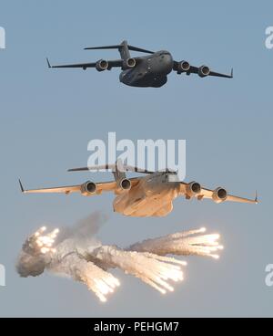 C-17 Globemaster Selbstverteidigung flare Demonstration des Emirs von Qatar Air Force während der Praxis Anzeige für die Qatar National Tag feiern in Doha Stockfoto