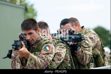 Fallschirmjäger von der Italienischen Armee 186th Parachute Regiment Folgore Proben eingeben und Clearing ein Zimmer August 21, 2015, auf der Airbase Aviano, Italien, in der Vorbereitung für einen kombinierten Sprung mit 173Rd Airborne Brigade der US-Armee in Bulgarien für die schnelle Antwort 15. Schnelle Reaktion ist ein groß angelegtes kombiniert, gemeinsame Übung mit 4.500 Soldaten aus 12 NATO-Staaten, mit Airborne operations, verteilt auf drei Länder. (U.S. Armee Foto: Staff Sgt. Opal Vaughn) Stockfoto