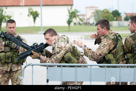 Fallschirmjäger von der Italienischen Armee 186th Parachute Regiment Folgore Proben eingeben und Clearing ein Zimmer August 21, 2015, auf der Airbase Aviano, Italien, in der Vorbereitung für einen kombinierten Sprung mit 173Rd Airborne Brigade der US-Armee in Bulgarien für die schnelle Antwort 15. Schnelle Reaktion ist ein groß angelegtes kombiniert, gemeinsame Übung mit 4500 Soldaten aus 12 NATO-Staaten, mit Airborne operations, verteilt auf drei Länder. (U.S. Armee Foto: Staff Sgt. Opal Vaughn) Stockfoto