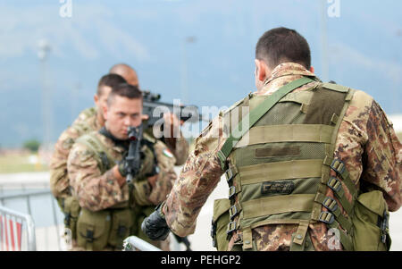 Fallschirmjäger von der Italienischen Armee 186th Parachute Regiment Folgore Proben eingeben und Clearing ein Zimmer August 21, 2015, auf der Airbase Aviano, Italien, in der Vorbereitung für einen kombinierten Sprung mit 173Rd Airborne Brigade der US-Armee in Bulgarien für die schnelle Antwort 15. Schnelle Reaktion ist ein groß angelegtes kombiniert, gemeinsame Übung mit 4.500 Soldaten aus 12 NATO-Staaten, mit Airborne operations, verteilt auf drei Länder. (U.S. Armee Foto: Staff Sgt. Opal Vaughn) Stockfoto