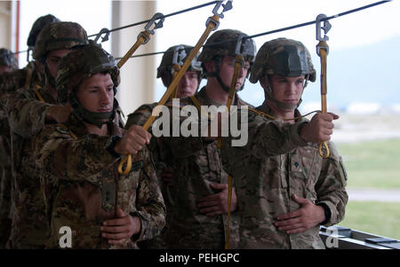 Us-Armee Fallschirmjäger SPC. Clinton Coley, rechts, auf das erste Bataillon zugeordnet, 503Rd Infanterie Regiment, 173Rd Airborne Brigade steht neben seinem italienischen Armee Pendant, die in die 186Th Folgore Parachute Regiment zugeordnet ist, bereitet ein mock Flugzeug verlassen während der statisch-line Training 23.08.2015, an der Airbase Aviano, Italien, in der Vorbereitung für einen kombinierten Sprung in Bulgarien für die schnelle Antwort 15. Schnelle Reaktion ist ein groß angelegtes kombiniert, gemeinsame Übung mit 4.500 Soldaten aus 12 NATO-Staaten, mit Airborne operations, verteilt auf drei Länder. (U.S. Armee Foto: Staff Sgt. Opa Stockfoto