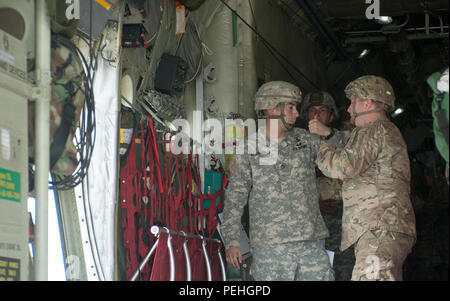 Us-Armee jumpmaster Staff Sgt. Jon Huff, rechts, auf das erste Geschwader zugewiesen, 91st Cavalry Regiment, 173Rd Airborne Brigade simuliert Kontrolle der statischen Linie der fellow Fallschirmjäger Staff Sgt. James Ozsomer, Links, auf die 2.BATAILLON zugeordnet, 501 Fallschirm Infanterie Regt., 1. Brigade, 82nd Airborne Division während statische Linie Training 23.08.2015, an der Airbase Aviano, Italien, in der Vorbereitung für einen kombinierten Sprung in Bulgarien mit US-amerikanischen, israelischen, der italienischen und der bulgarischen Fallschirmjäger für die schnelle Antwort 15. Schnelle Reaktion ist ein groß angelegtes kombiniert, gemeinsame Übung mit 4.500 Soldaten aus 12 NATO Stockfoto