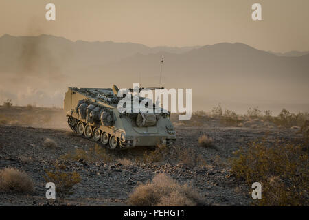 Ein Army National Guard Soldat mit 3 Bataillon, 116 Cavalry Regiment, ist bereit, eine M2 .50 Kaliber Maschinengewehr zu Feuer, während der Fahrer ein M113 Schützenpanzer durch Deep Creek Betten, bekannt als Wadis, arbeitet während des ersten Tages der simulierten Kampfhandlungen an der National Training Center, Fort Irwin, Calif., Aug 22. Dieses 12-Feld Tag Training ist die erste Kraft-auf-force training Zyklus in der National Guard seit Beginn der Operation Enduring Freedom beteiligt hat, und setzt sich aus mehr als 5.200 Soldaten mit der National Guard Einheiten aus 10 Staaten, wie wir Stockfoto