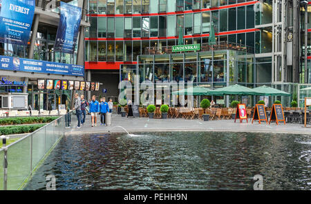 Innenhof mit Besucher Sony Center, Berlin, Deutschland. Stockfoto