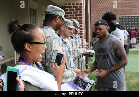 US Army Recruiting Command-Baltimore Bataillon Personalvermittler und zukünftige Soldaten Autogramme von Baltimore Ravens Spieler und Trainer in die Under Armour Schulungszentrum in Owings Mills, Md., Aug 2, 2015. Stockfoto