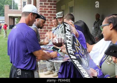 US Army Recruiting Command-Baltimore Bataillon Personalvermittler und zukünftige Soldaten Autogramme von Baltimore Ravens Spieler und Trainer in die Under Armour Schulungszentrum in Owings Mills, Md., Aug 2, 2015. Stockfoto