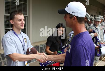 US Army Recruiting Command-Baltimore Bataillon Personalvermittler und zukünftige Soldaten Autogramme von Baltimore Ravens Spieler und Trainer in die Under Armour Schulungszentrum in Owings Mills, Md., Aug 2, 2015. Stockfoto