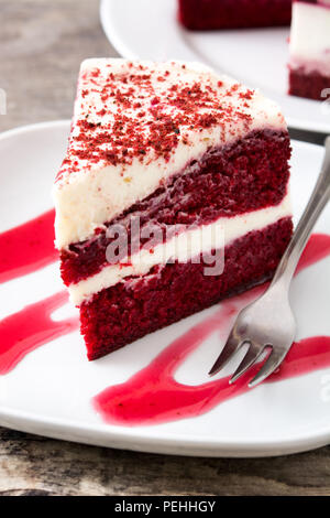 Red Velvet Cake Slice auf Holztisch. Nahaufnahme Stockfoto