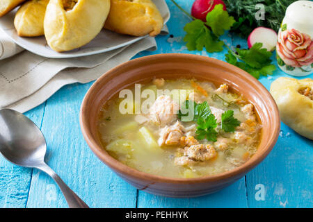 Suppe mit Lachs (Ohren) und offenen Torten mit roten Fischen auf der Küche Holz- Hintergrund. Russische Küche. Kopieren Sie Platz. Stockfoto