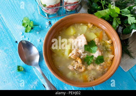 Suppe mit Lachs (Ohren) und offenen Torten mit roten Fischen auf der Küche Holz- Hintergrund. Russische Küche. Kopieren Sie Platz. Stockfoto