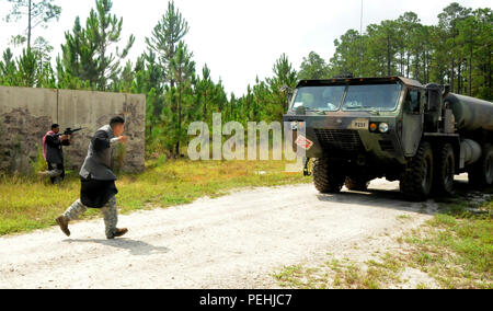 Fallschirmjäger zugeordnet 1. Bataillon, 319 Airborne Field Artillery Regiment, 82nd Airborne Division Artillerie werden als feindliche Kräfte und Angriff auf einen Konvoi mit Kleinwaffen Feuer während des taktischen Konvoi Schulung in Fort Bragg, N.C. 12.08.20. (Capt. Joe Bush, 82nd Airborne Division Artillery/freigegeben.) Stockfoto