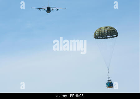 Ein Faß container Delivery System Last fällt zu Boden, nachdem er von der C-130 J 12.08.20, 2015, an der alle - Drop Zone im Camp Joseph T. Robinson, Arche Flieger aus verschiedenen Staffeln an Little Rock Air Force Base, Arche, in mehreren Veranstaltungen teilgenommen, um zu bestimmen, wer die besseren Bekämpfung Lufttransportkapazitäten. (U.S. Air Force Foto von älteren Flieger Harry Brexel/Freigegeben) Stockfoto