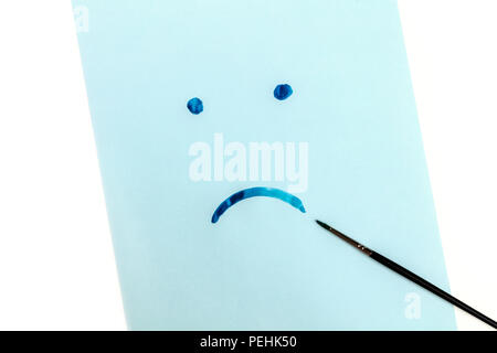 Blau, trauriges Gesicht hand auf blauem Papier in Aquarell, Depression Konzept gestrichen, mit Kopie Raum Stockfoto