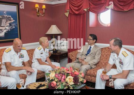 150824-N-YY 933-122 SAN DIEGO (Aug. 24, 2015) - hiroyasu Izumi, Bevollmächtigter Minister und stellvertretender Leiter der Mission, der japanischen Botschaft, und Vice Adm. Mike Schuster, Commander, Naval Air Forces, hören als Vice Adm. Nora Tyson, Commander, U.S. 3 Flotte und hinten Adm. Robert Girrier, stellvertretender Kommandeur der US-Pazifikflotte erklärt Flight Deck Operationen an Bord der Nimitz-Klasse Flugzeugträger USS Ronald Reagan (CVN 76). Reagan ist der Marine neueste Vorwärts - bereitgestellt Flugzeugträger derzeit günstig am Marinestützpunkt Coronado in San Diego. (U.S. Marine Foto von Mass Communication Specialist 2. Klasse J.C. Stockfoto