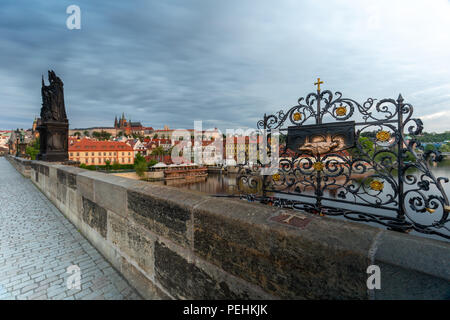Der Ort, wo der hl. Johannes Nepomuk von der Karlsbrücke in die Moldau geworfen wurde, Prag Stockfoto