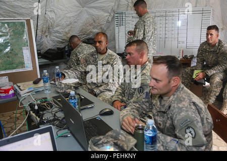 Brig. Gen. Gary Brito, stellvertretender kommandierender General der Operationen, 25 Infanterie Division, nimmt an einer kurzen während Garuda Schild, Pacific Pathways 2015 Cibenda, West Java, Indonesien, Nov. 19, 2015. Garuda Shield ist eine regelmäßig geplante bilaterale Übung gesponsert von US-Army-Pacific, gehostet, die jährlich durch die Tentara Nasional Indonesia Armee der regionalen Sicherheit und Zusammenarbeit zu fördern. (U.S. Armee Foto von SPC. Michael Sharp / freigegeben) Stockfoto