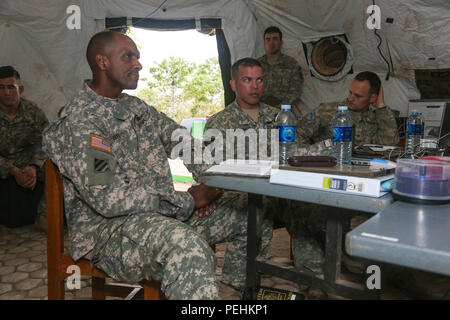 Brig. Gen. Gary Brito, stellvertretender kommandierender General der Operationen, 25 Infanterie Division, nimmt an einer kurzen während Garuda Schild, Pacific Pathways 2015 Cibenda, West Java, Indonesien, Nov. 19, 2015. Garuda Shield ist eine regelmäßig geplante bilaterale Übung gesponsert von US-Army-Pacific, gehostet, die jährlich durch die Tentara Nasional Indonesia Armee der regionalen Sicherheit und Zusammenarbeit zu fördern. (U.S. Armee Foto von SPC. Michael Sharp / freigegeben) Stockfoto