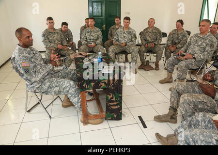 Brig. Gen. Gary Brito, stellvertretender kommandierender General der Operationen, 25 Infanterie Division, spricht mit der Firma grade Offiziere für ein Mittagessen kurze während Garuda Schild, Pacific Pathways 2015 Cibenda, West Java, Indonesien, Nov. 19, 2015. Garuda Shield ist eine regelmäßig geplante bilaterale Übung gesponsert von US-Army-Pacific, gehostet, die jährlich durch die Tentara Nasional Indonesia Armee der regionalen Sicherheit und Zusammenarbeit zu fördern. (U.S. Armee Foto von SPC. Michael Sharp / freigegeben) Stockfoto