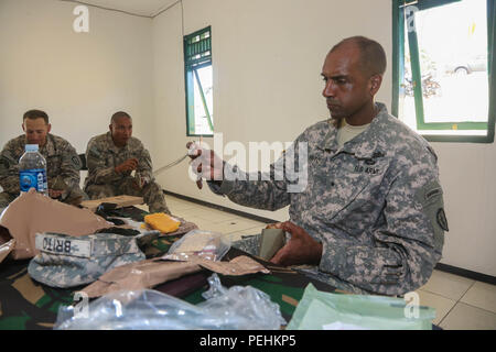 Brig. Gen. Gary Brito, stellvertretender kommandierender General der Operationen, 25 Infanterie Division, eröffnet seine Mahlzeit bereit Paket zu essen, während in einer Firma grade Offiziere Mittag kurze während Garuda Schild, Pacific Pathways 2015 Cibenda, West Java, Indonesien, Nov. 19, 2015. Garuda Shield ist eine regelmäßig geplante bilaterale Übung gesponsert von US-Army-Pacific, gehostet, die jährlich durch die Tentara Nasional Indonesia Armee der regionalen Sicherheit und Zusammenarbeit zu fördern. (U.S. Armee Foto von SPC. Michael Sharp / freigegeben) Stockfoto