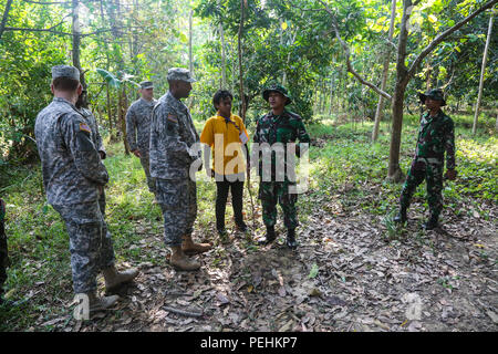 Brig. Gen. Gary Brito, stellvertretender kommandierender General der Operationen, 25 Infanterie Division, spricht mit indonesischen Tentara Nasional Indonesia Armee (TNI-A) über Pläne für Veranstaltungen während der garuda Schild, Pacific Pathways 2015 Cibenda, West Java, Indonesien, Nov. 19, 2015. Garuda Shield ist eine regelmäßig geplante bilaterale Übung gesponsert von US-Army-Pacific, gehostet, die jährlich durch die Tni - die regionale Sicherheit zu fördern und die Zusammenarbeit. (U.S. Armee Foto von SPC. Michael Sharp / freigegeben) Stockfoto