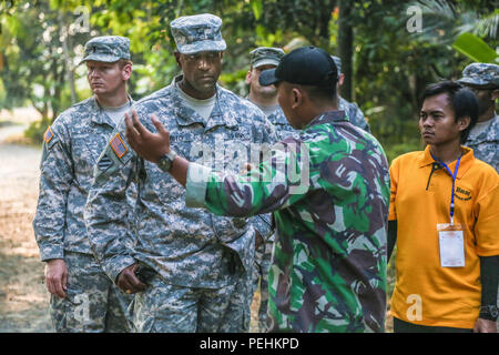 Brig. Gen. Gary Brito, stellvertretender kommandierender General der Operationen, 25 Infanterie Division, spricht mit indonesischen Tentara Nasional Indonesia Armee (TNI-A) über Pläne für Veranstaltungen während der garuda Schild, Pacific Pathways 2015 Cibenda, West Java, Indonesien, Nov. 19, 2015. Garuda Shield ist eine regelmäßig geplante bilaterale Übung gesponsert von US-Army-Pacific, gehostet, die jährlich durch die Tni - die regionale Sicherheit zu fördern und die Zusammenarbeit. (U.S. Armee Foto von SPC. Michael Sharp / freigegeben) Stockfoto