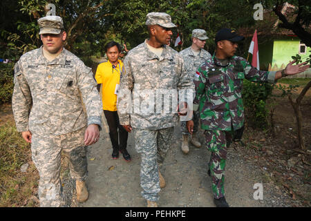 Brig. Gen. Gary Brito, stellvertretender kommandierender General der Operationen, 25 Infanterie Division, spricht mit indonesischen Tentara Nasional Indonesia Armee (TNI-A) über Pläne für Veranstaltungen während der garuda Schild, Pacific Pathways 2015 Cibenda, West Java, Indonesien, Nov. 19, 2015. Garuda Shield ist eine regelmäßig geplante bilaterale Übung gesponsert von US-Army-Pacific, gehostet, die jährlich durch die Tni - die regionale Sicherheit zu fördern und die Zusammenarbeit. (U.S. Armee Foto von SPC. Michael Sharp / freigegeben) Stockfoto